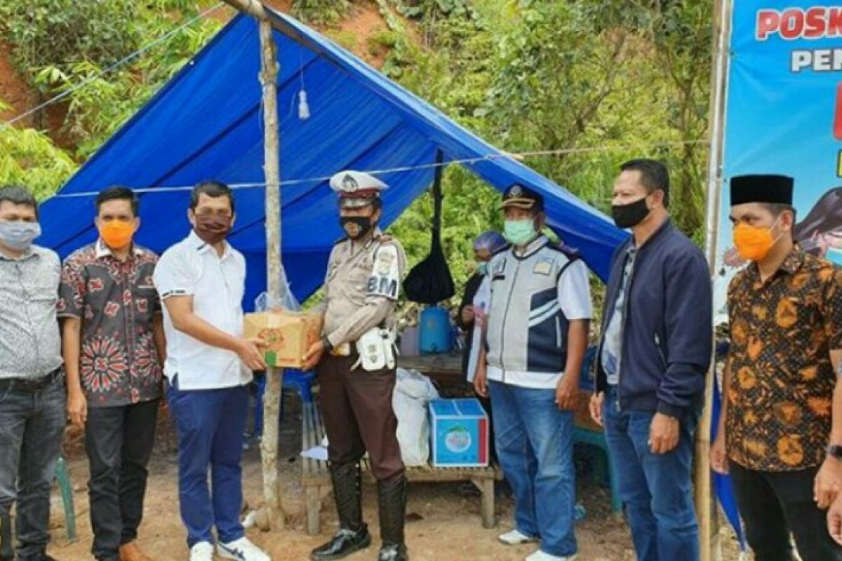 Legislator Sulbar berikan bantuan bagi warga di perbatasan Mamuju-Mamasa