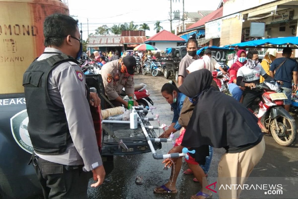 Polisi gencarkan sosialisasi cegah COVID-19 di pasar tradisional