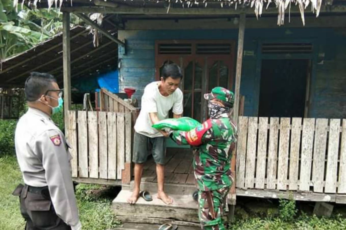 Koramil Sungai Ambawang salurkan bantuan beras ke daerah pelosok Kabupaten Kubu Raya