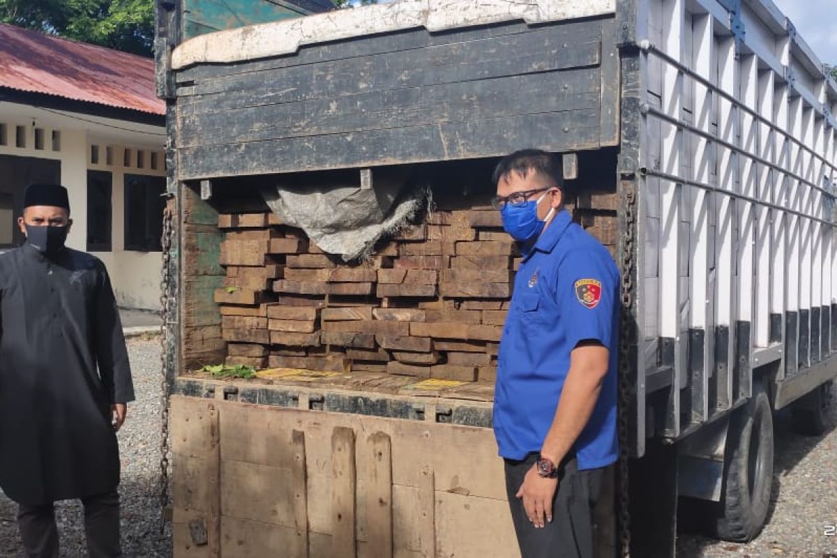 Polisi kembali amankan satu unit mobil Colt pengangkut kayu ilegal di Aceh Jaya