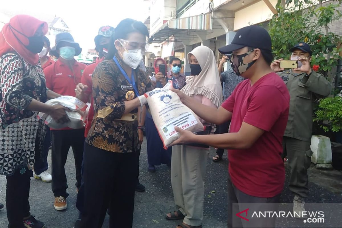 Pemerintah Kota Singkawang bagikan beras kepada ratusan pedagang