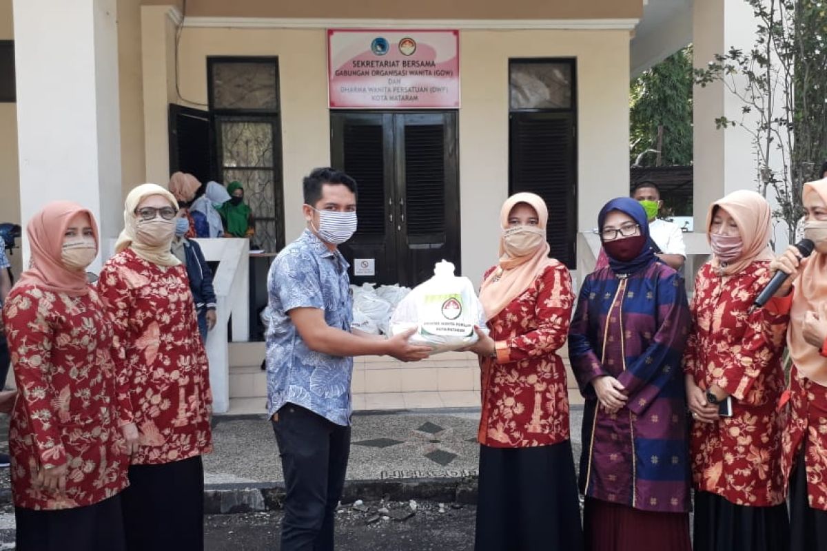 DWP Mataram salurkan 500 paket sembako kepada petugas kebersihan
