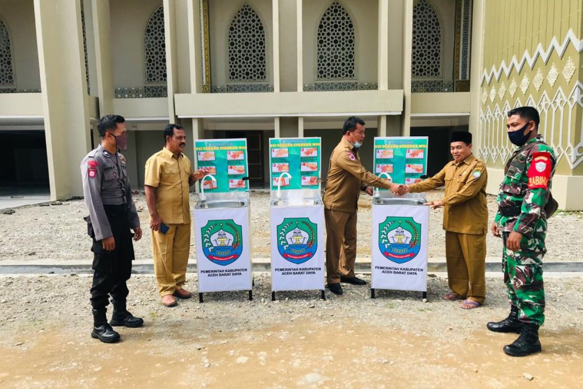 Mau ke masjid Abdya, cuci tangan pakai sabun dulu sebelum wudhu