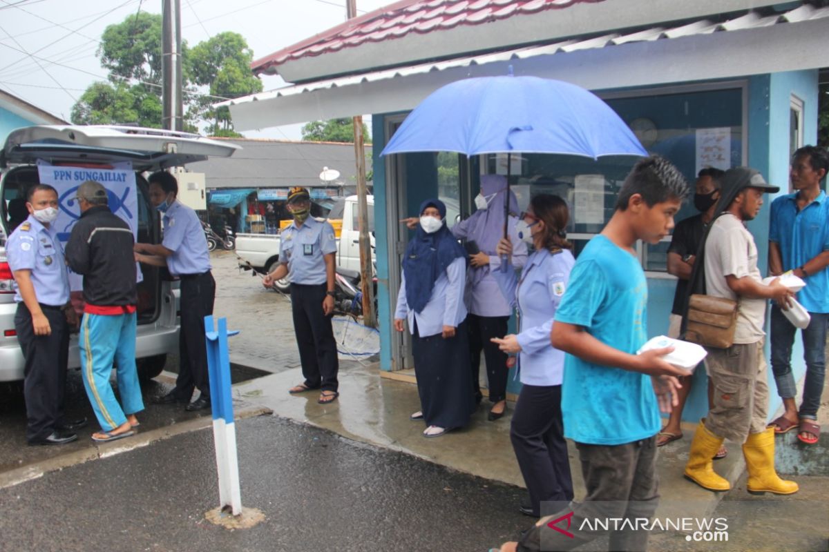 PPN Sungailiat bagikan nasi gratis kepada warga kurang mampu