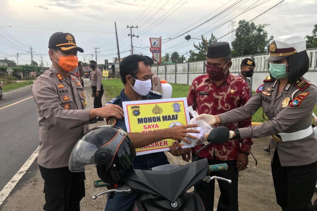 Polres Bangka bagikan 250 paket takjil