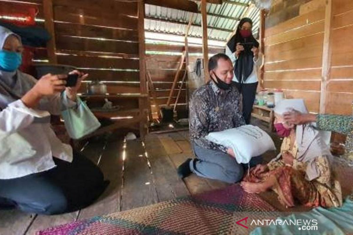 Anggota dewan bagikan ribuan masker perangi COVID-19