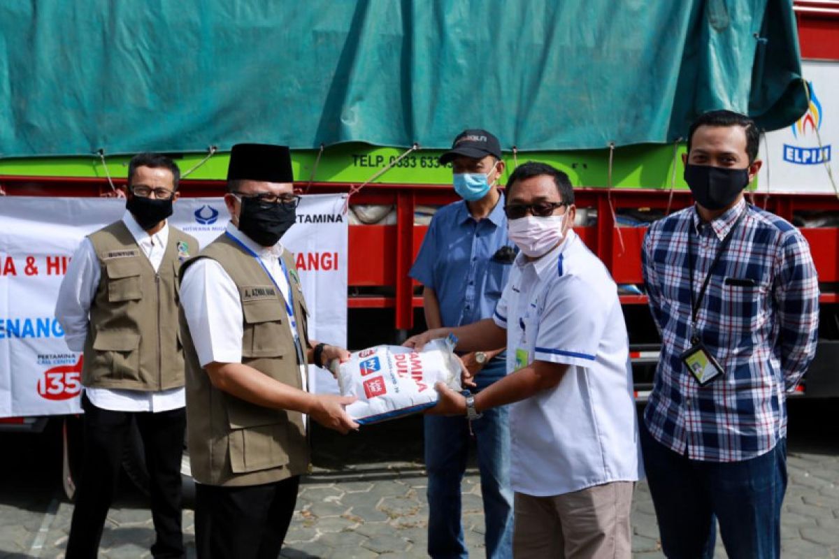 Pertamina dan Hiswana Migas Banyuwangi salurkan bantuan 5 ton beras