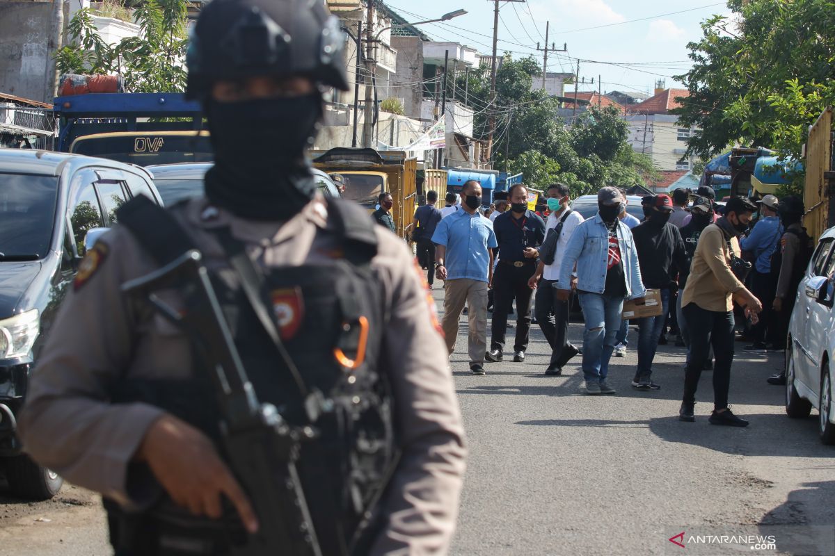 Densus 88 menangkap seorang warga Tanah Datar diduga terlibat aksi teror