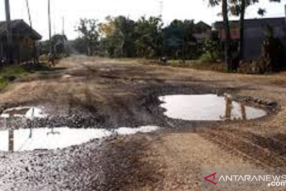 Masyarakat minta jalan Azki Aris Kota Rengat diperbaiki