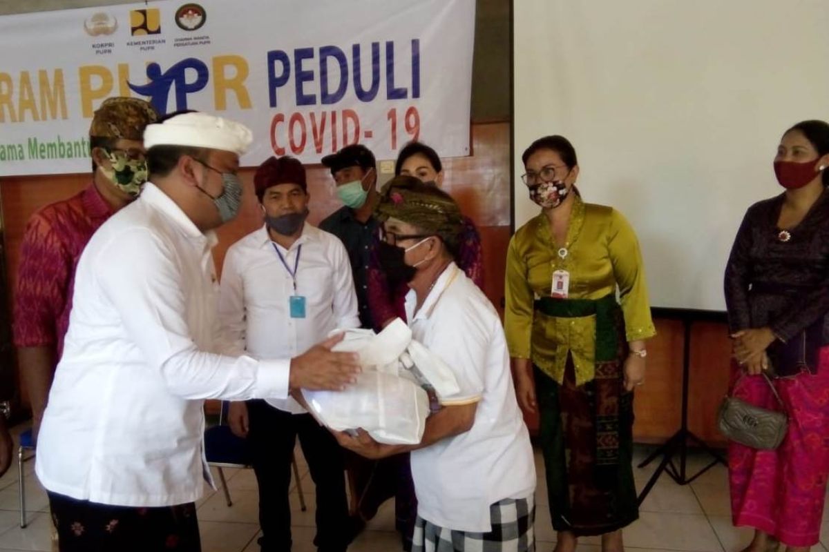 Bupati Gianyar salurkan paket sembako Kementerian PUPR