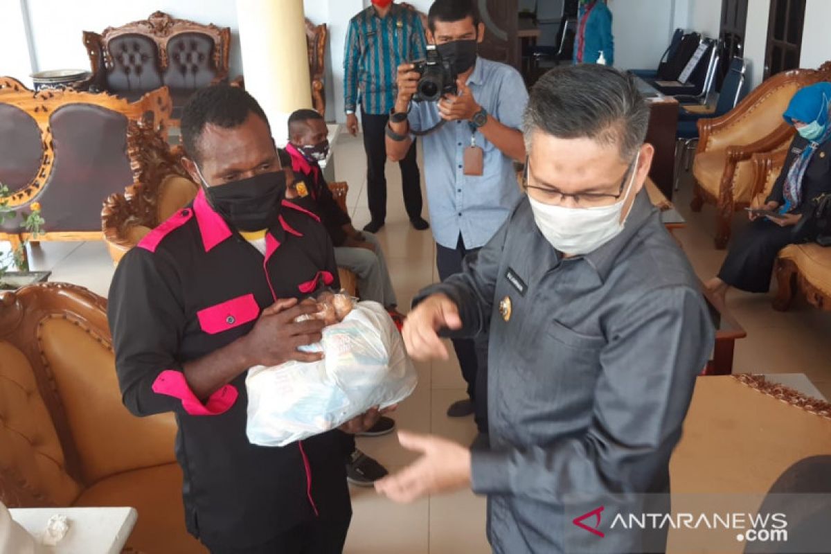 Pemkot Kendari beri bantuan sembako mahasiswa Papua-Papua Barat