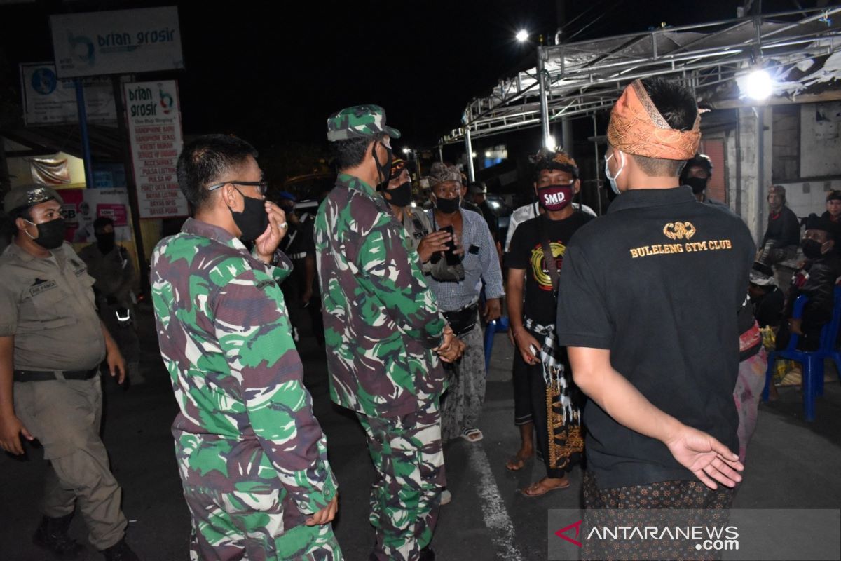 TNI dan Satpol PP Buleleng masih temukan restoran buka sampai malam