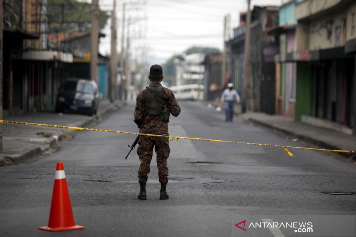 Lawan COVID-19, El Salvador tangguhkan transportasi umum