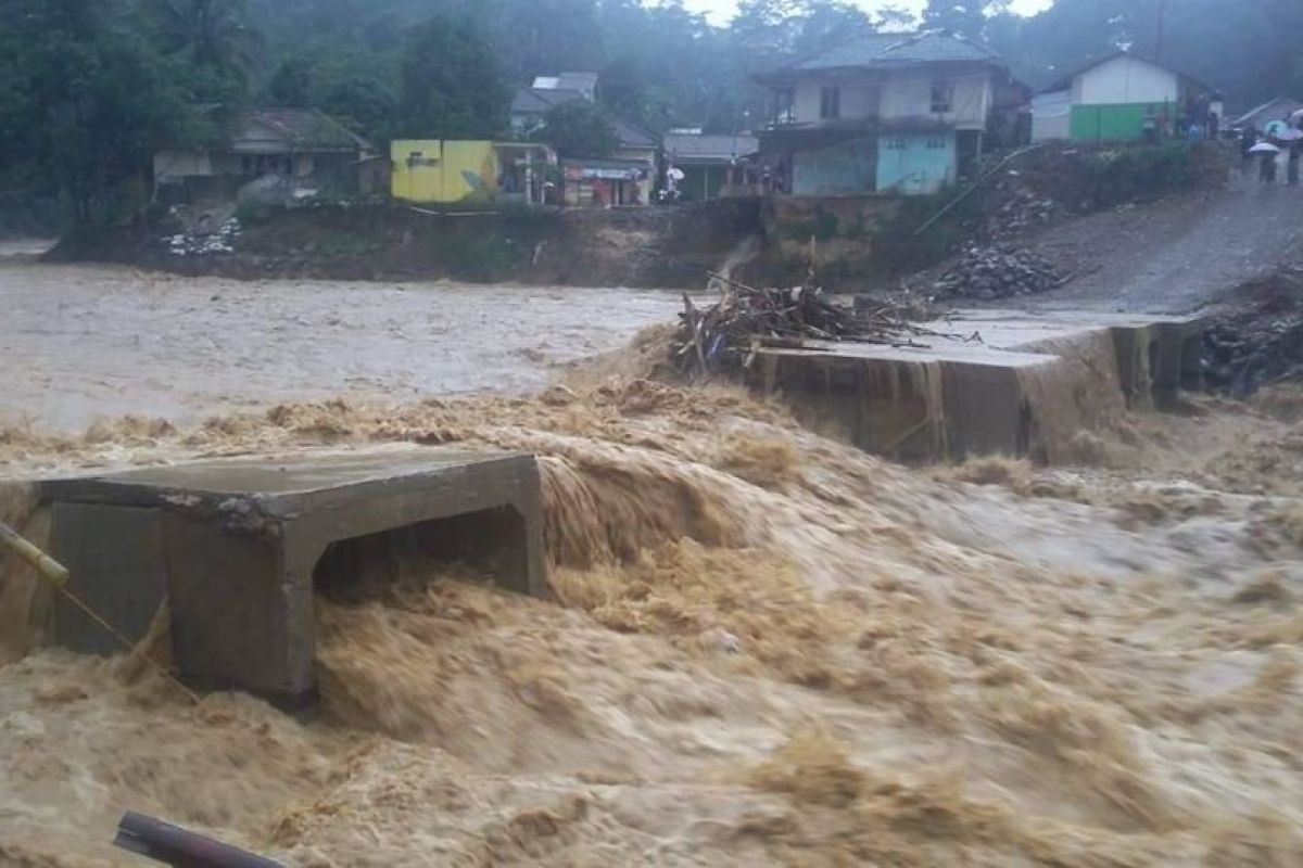 Akibat hujan deras, jembatan ruas jalan Banten-Jawa Barat terputus