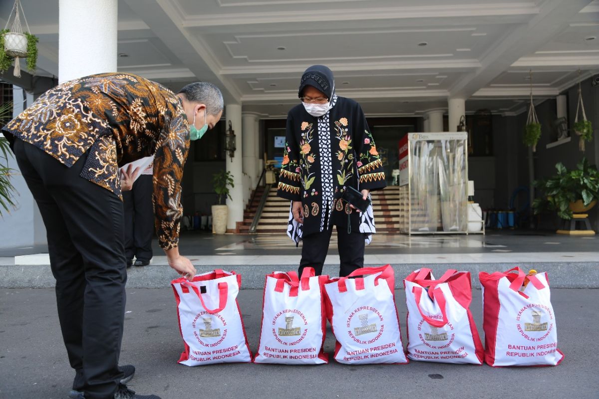 Pembagian sembako bantuan presiden di Surabaya tunggu verifikasi data MBR