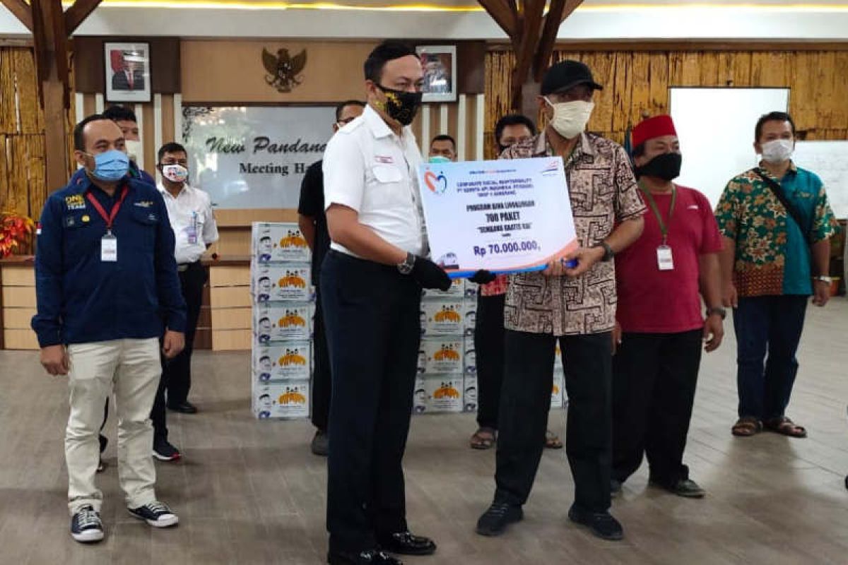 KAI Daop 4 Semarang bagikan sembako untuk warga sekitar stasiun