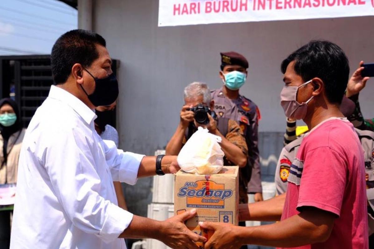 Forpimda Kota Magelang salurkan paket sembako kepada pekerja pada Hari Buruh