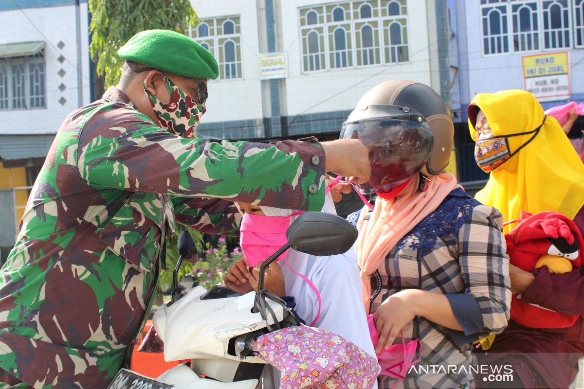 Melintas depan Makodim 0314 Inhil wajib kenakan masker