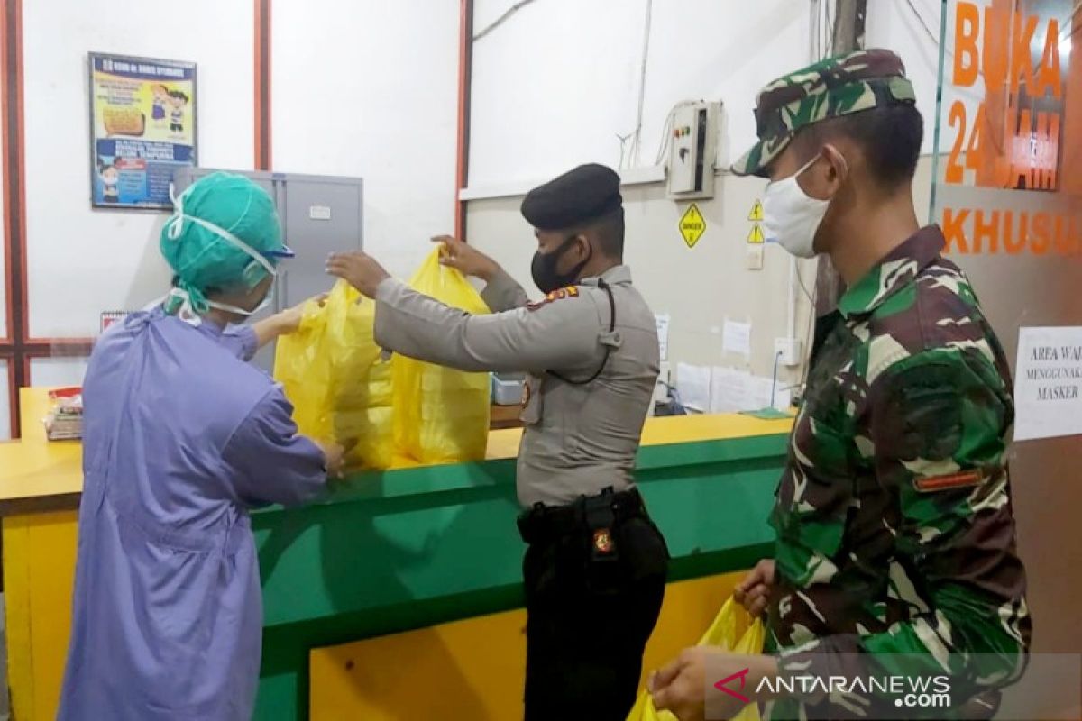 Polda Kalteng-Korem 102/Pjg berikan dukungan kepada tim medis