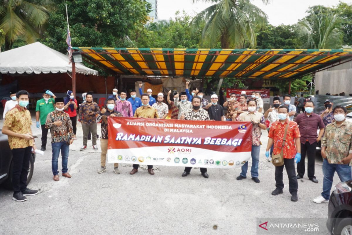 Di Hari Buruh, Ormas di Malaysia berbagi sembako ke PMI