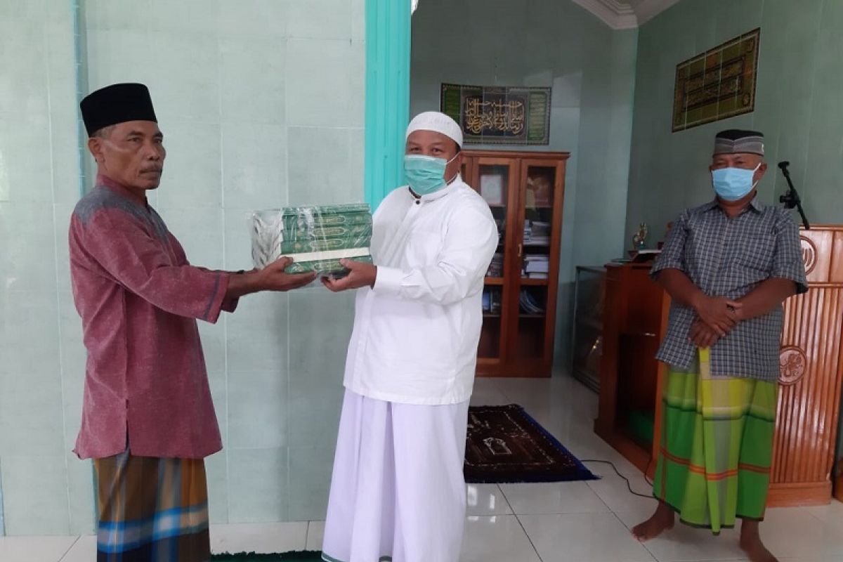 Delmeria Sikumbang salurkan Al Quran dan sirup untuk masjid se-Kota Sibolga