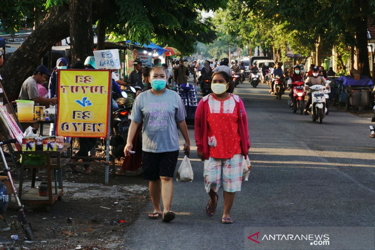 Pasar takjil tetap ramai saat PSBB Surabaya