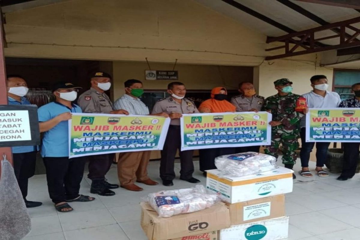 Masyarakat Tionghoa bagikan 3.200 masker buat warga Stabat Kabupaten Langkat