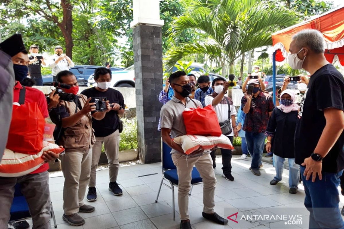 Central Java workers receive packages of essentials on May Day