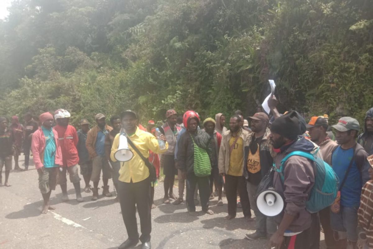 Ketua Komisi A DPRD Deiyai Papua ajak masyarakat berkebun di kampung