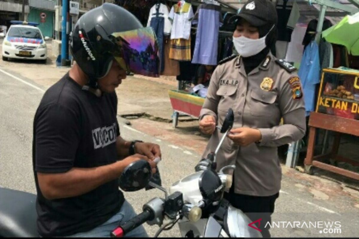 Polwan Bangka Barat bagikan ratusan masker kepada pengendara motor