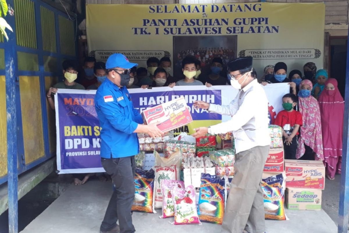 Hari Buruh - Buruh di Makassar lakukan bakti sosial COVID-19