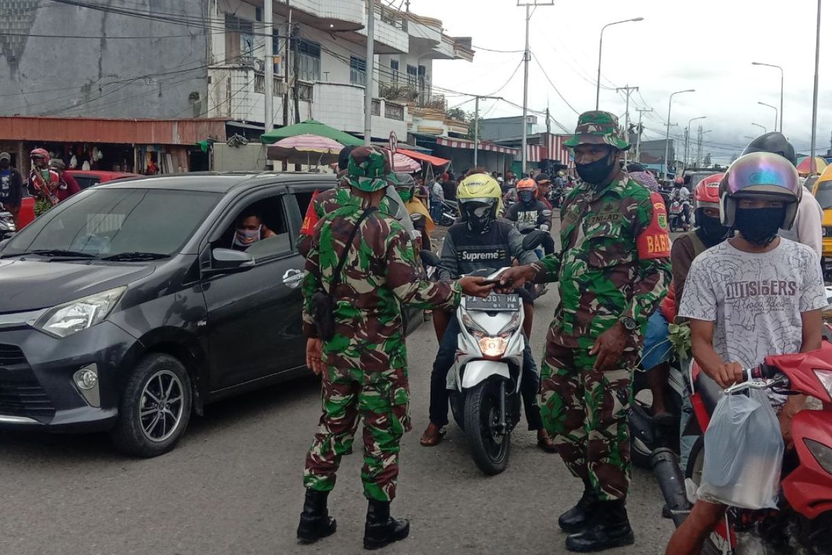 TNI-Polri Mimika terus razia pemakaian masker bagi pengendara