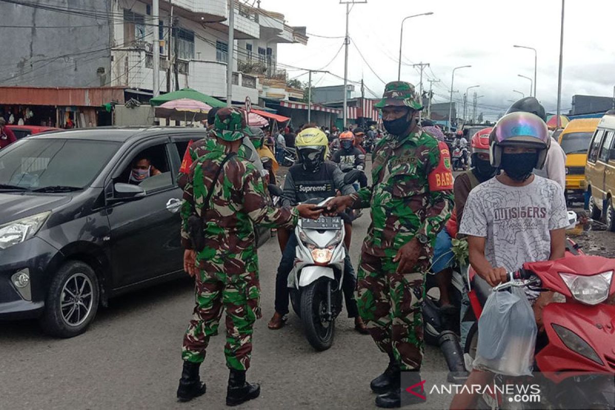 Tentara-polisi di Mimika terus razia pemakaian masker bagi pengendara