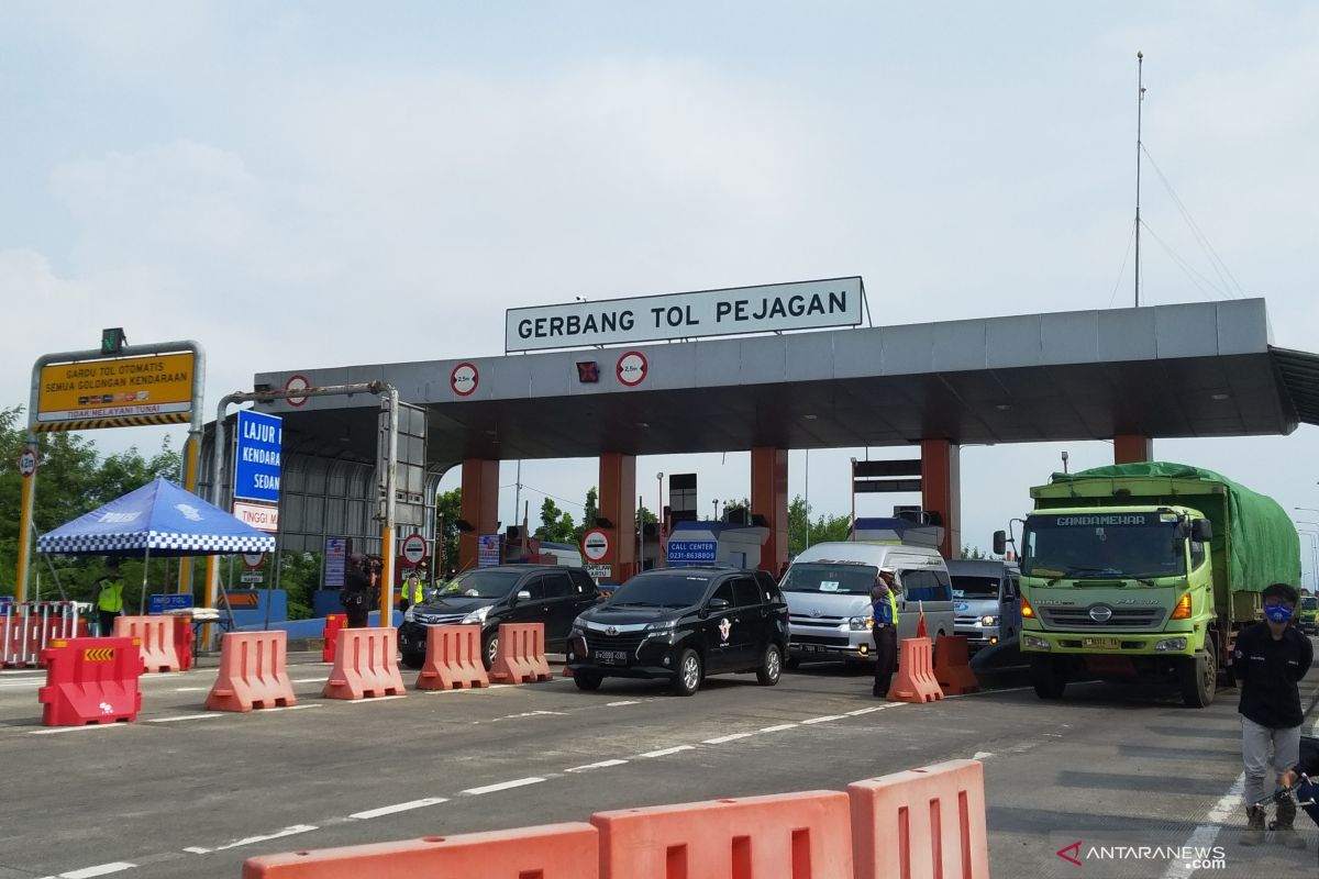 Di Tol Pejagan polisi bagikan beras untuk pemudik yang diputar balik