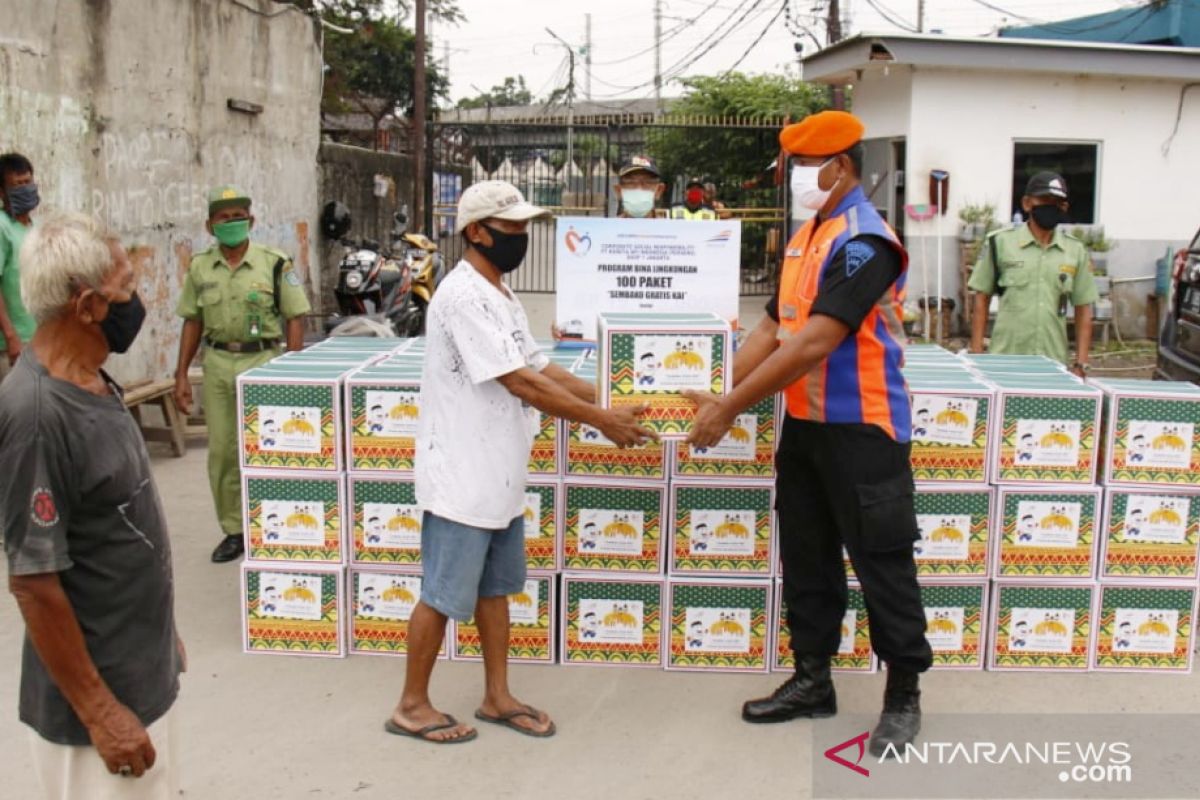 PT KAI bagikan 900 paket sembako untuk warga terdampak pandemi