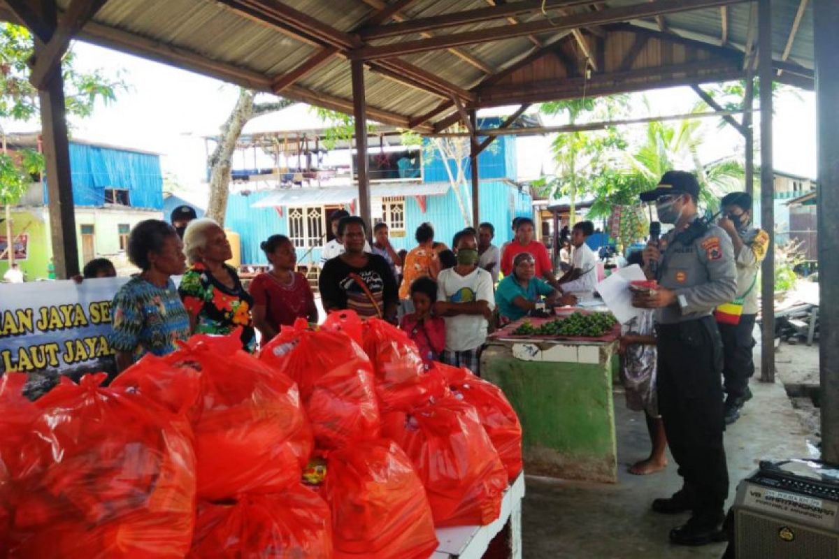 Polisi Jayapura bantu sembako kepada janda dan anak yatim piatu