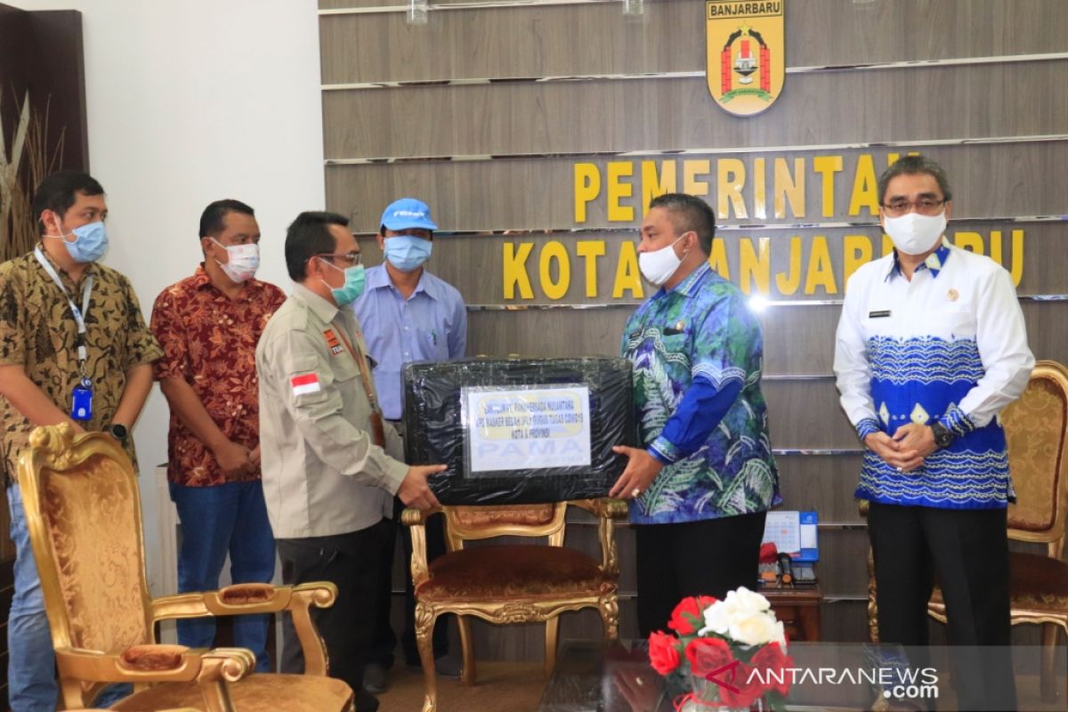 Wali Kota terima bantuan alat pelindung diri dan sembako