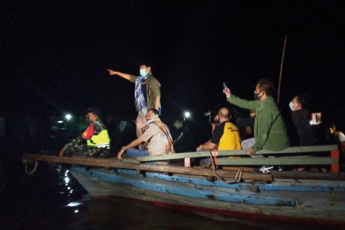 Gubernur Kalsel bagikan sembako ke warga Pulau Bromo