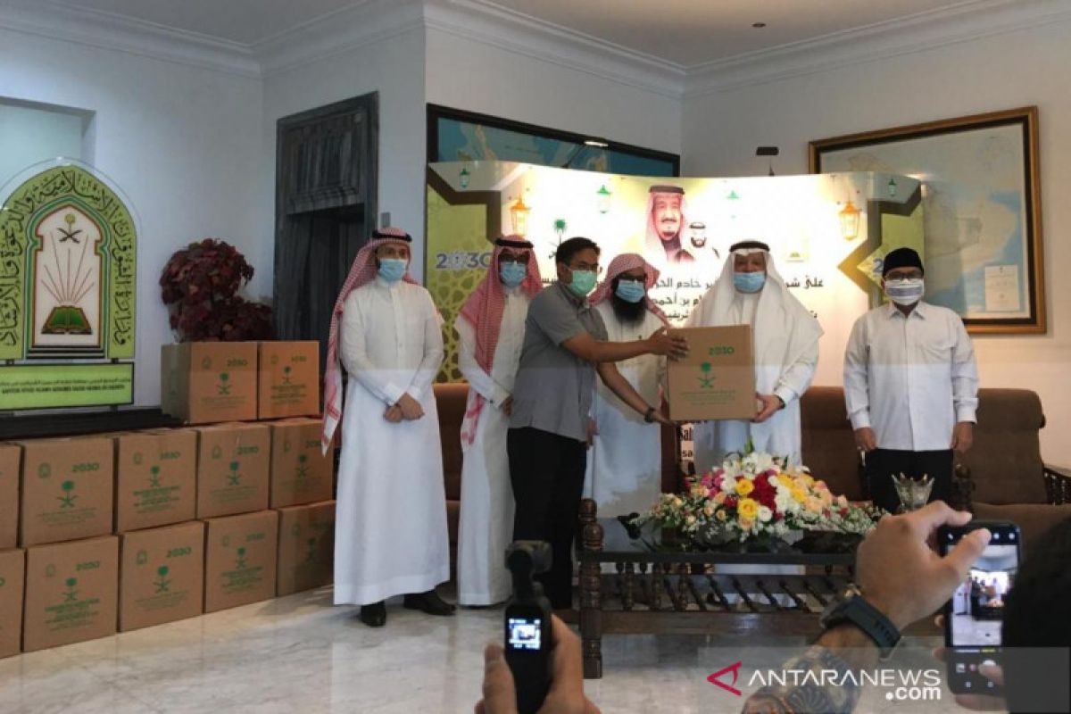 Di tengah wabah corona, Kedubes Saudi bagikan 4.000 paket sembako Ramadhan