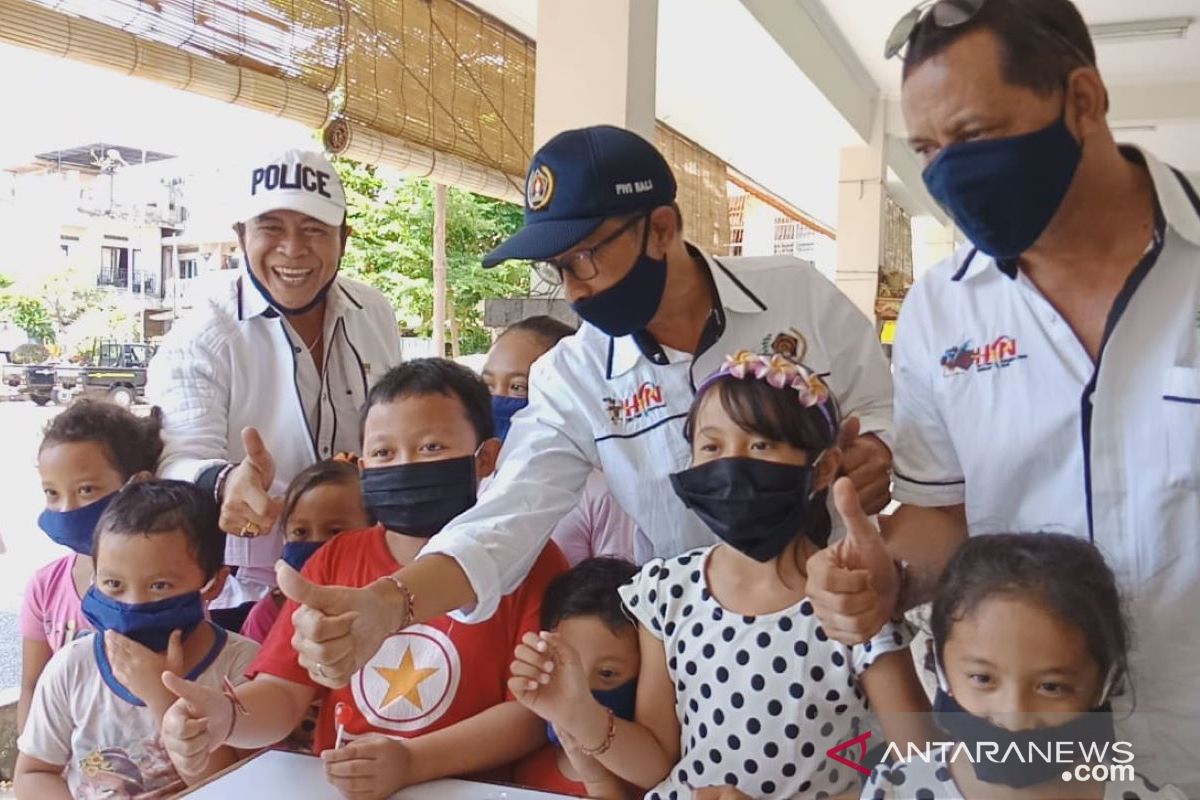 PWI Bali bagi-bagi 1.000 masker di Pelabuhan Buleleng