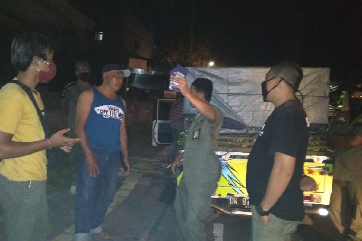 Satpol PP Denpasar tertibkan jam buka pedagang saat situasi COVID-19