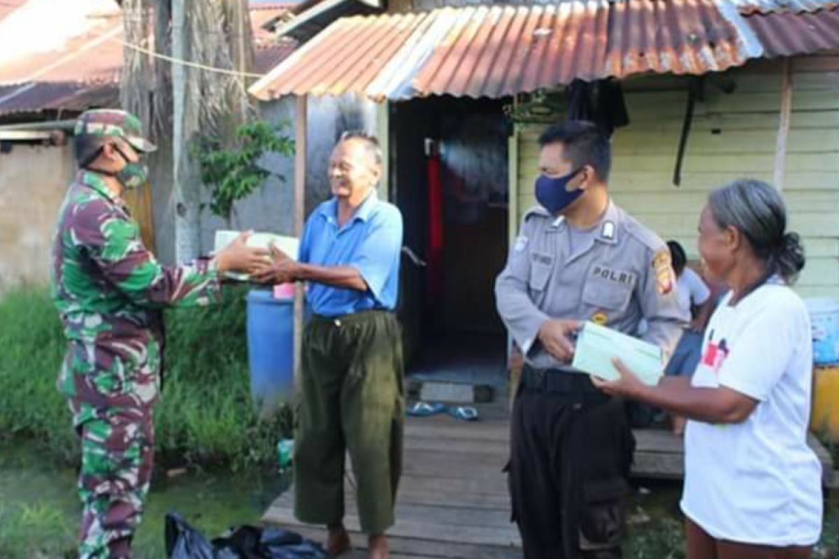 TNI-Polri bagikan seribu nasi kotak jelang berbuka puasa