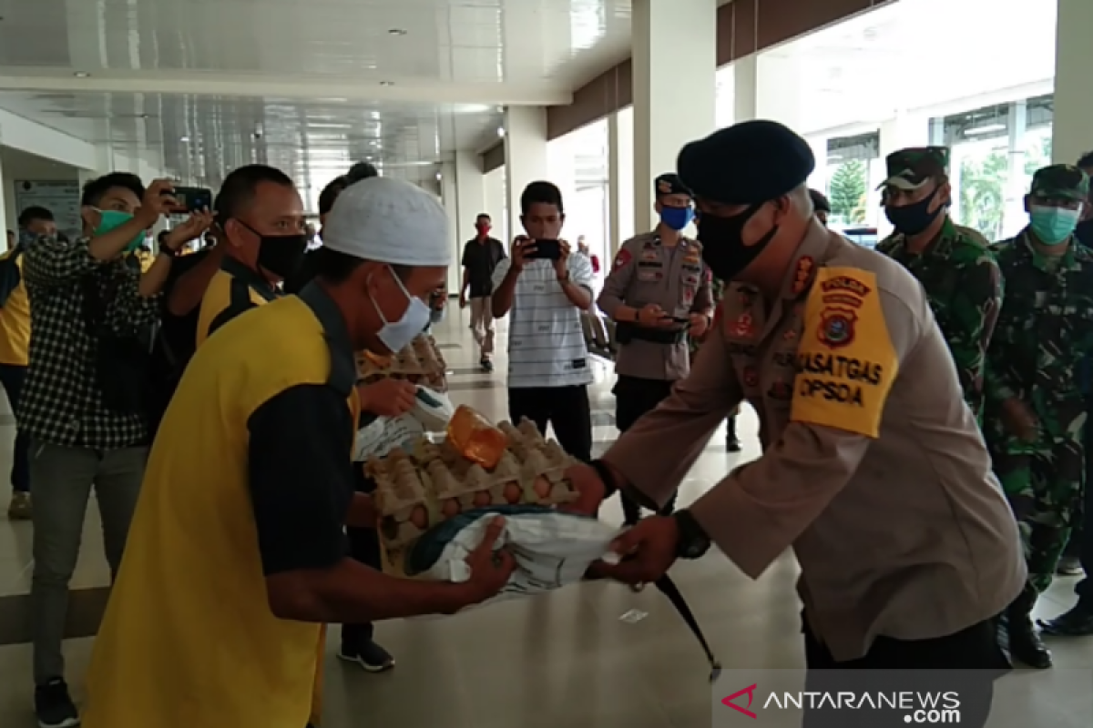 May Day, Brimob Polda Sultra  memberi sembako pada buruh bandara Haluoleo