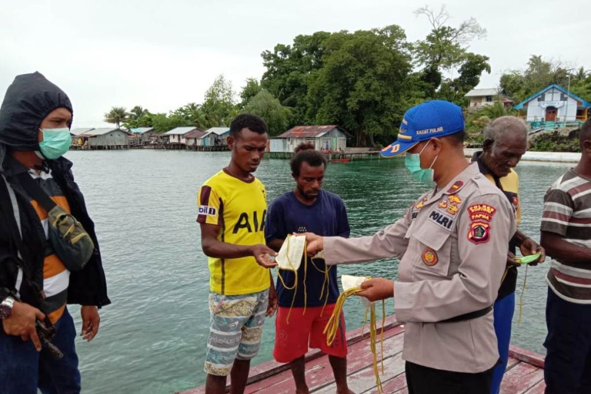 Polres Supiori bagikan masker kepada warga pesisir