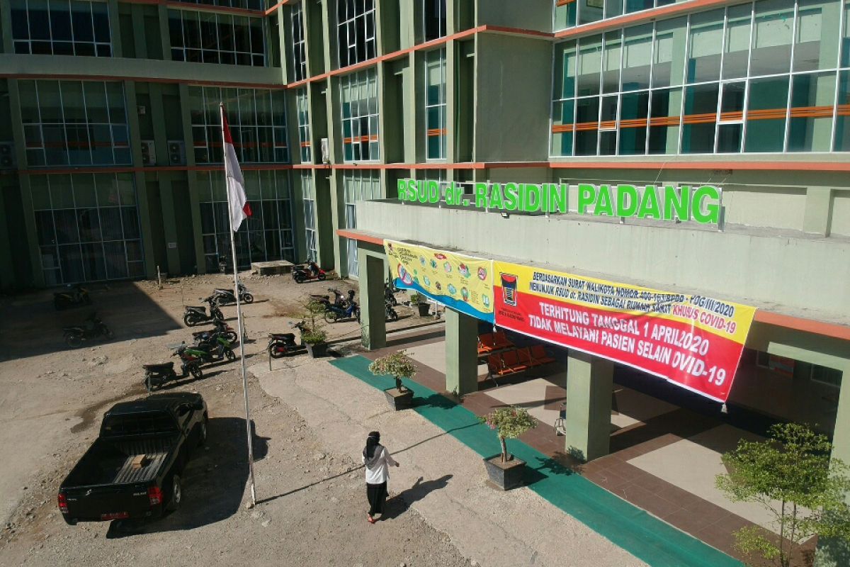 Warga Padang terkonfirmasi positif COVID-19 lampaui 100 orang