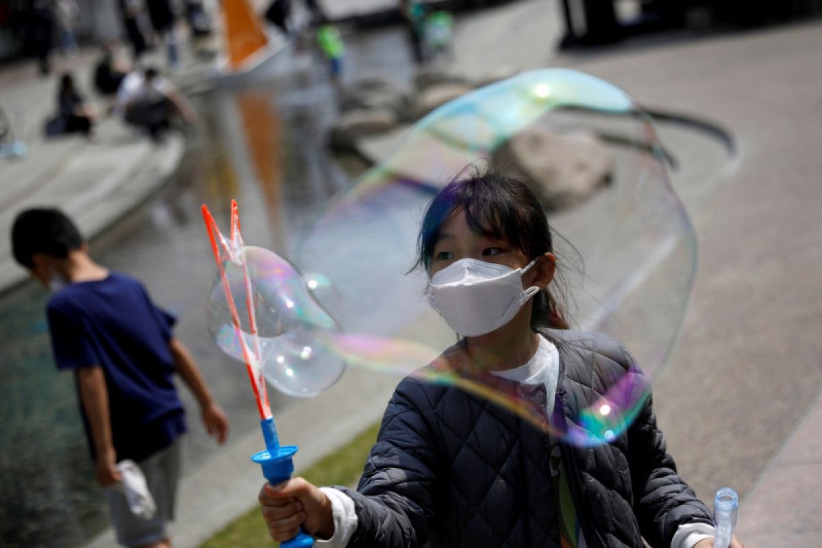 Pakai masker, siswa Korea Selatan kembali ke sekolah