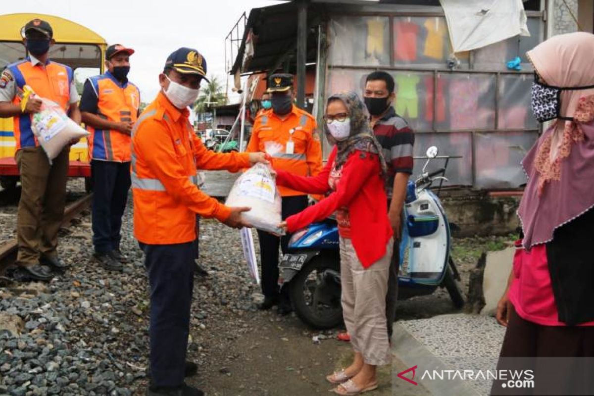 KAI Sumbar bagikan 700 paket Sembako