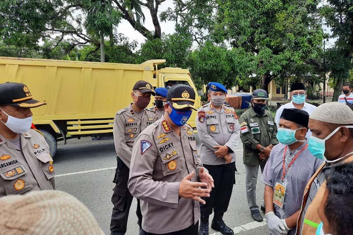 Dua pejabat Polda Aceh tinjau pos pemeriksaan COVID-19 di Aceh Barat