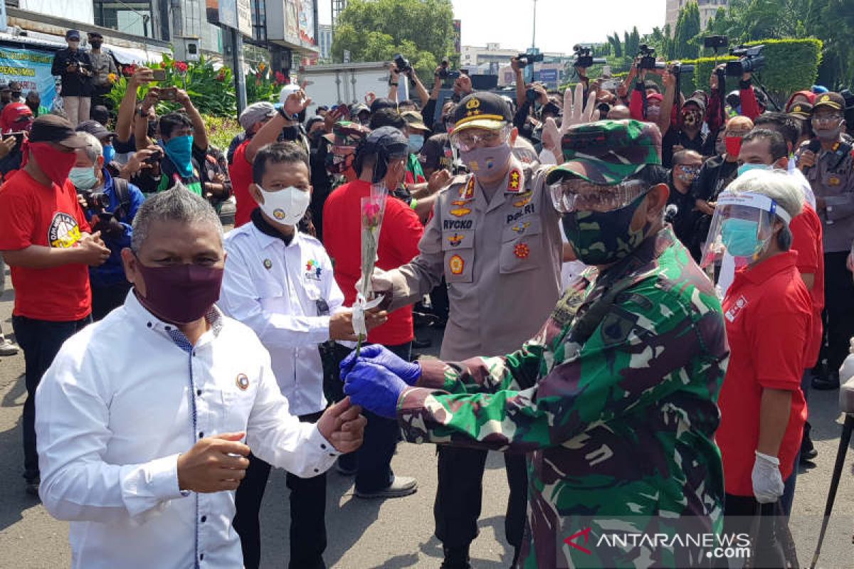 Hari Buruh, TNI-Polri bagikan paket kebutuhan pokok di Semarang