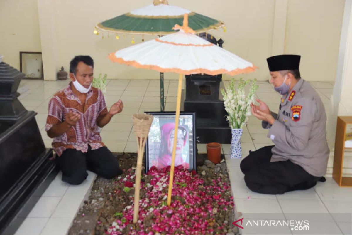 Dipromosi jadi Kabaintelkam, Kapolda Jateng ziarah ke makam ibu Jokowi